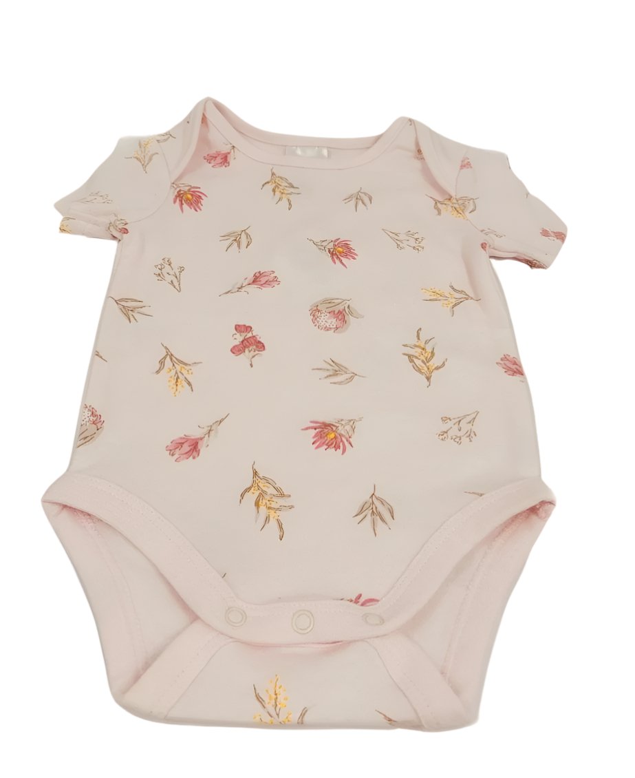 newborn-hamper-baby-girl-suitcase-lgift-hampers-outfit