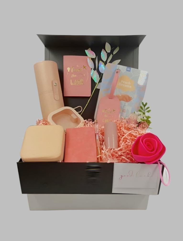 gift-hamper-for-her-luxury-travel-gift