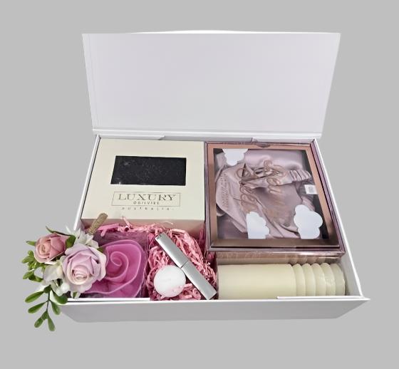 Luxury-Gift-Hamper-For-Her-With-Love-hamper-delight-gift-hampers