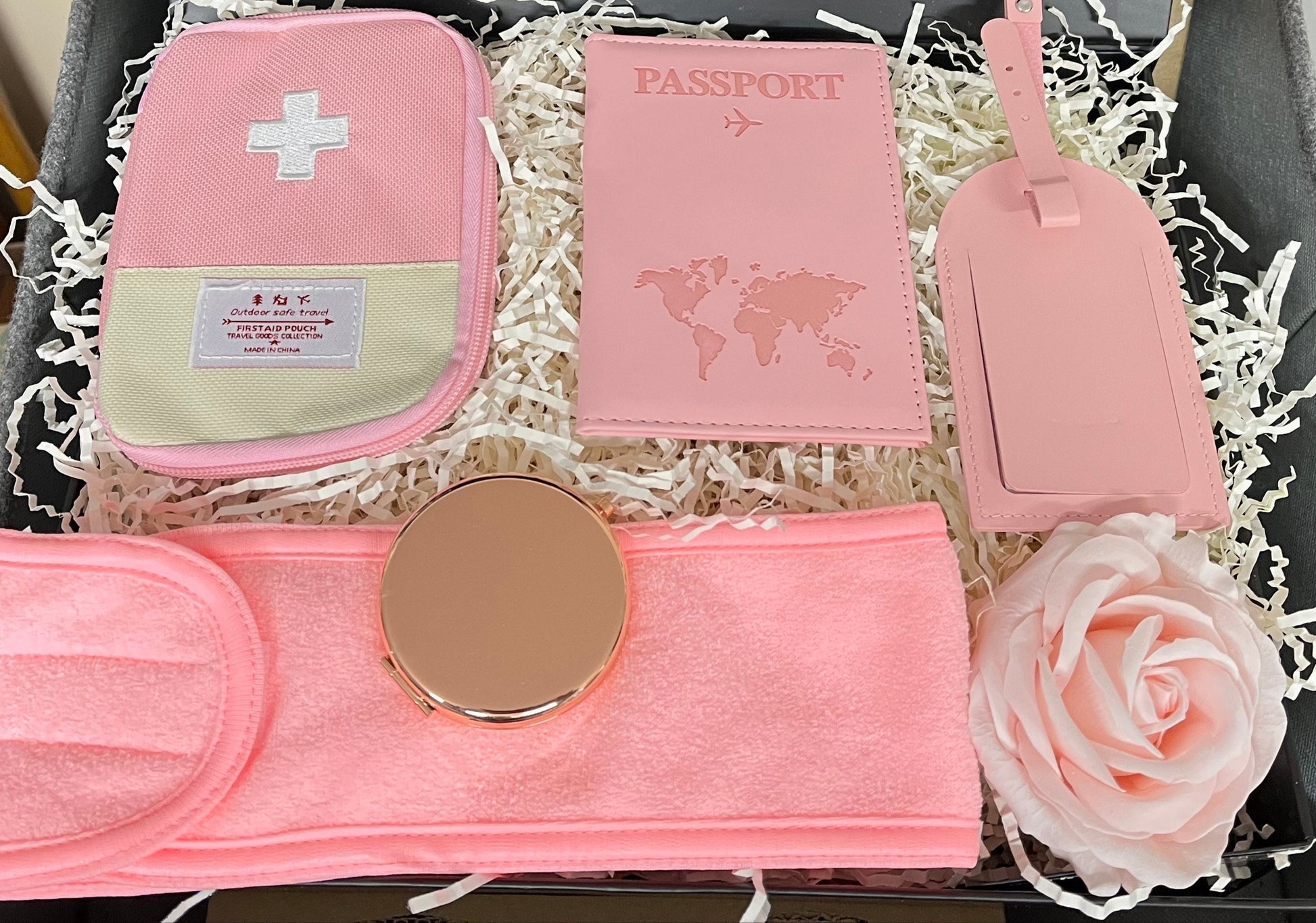 hamper-delight-gift-hampers-travel-gift-in-pink-style